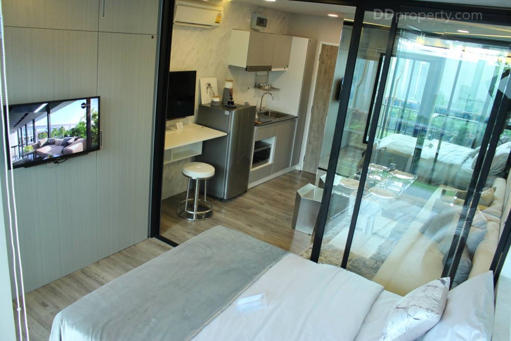 ภาพมองสุงของห้องแสดงให้เห็นถึงแสงที่เข้ามาภายในห้อง ซึ่งทำให้ห้องดูสว่าง และสวยงามทีเดียว