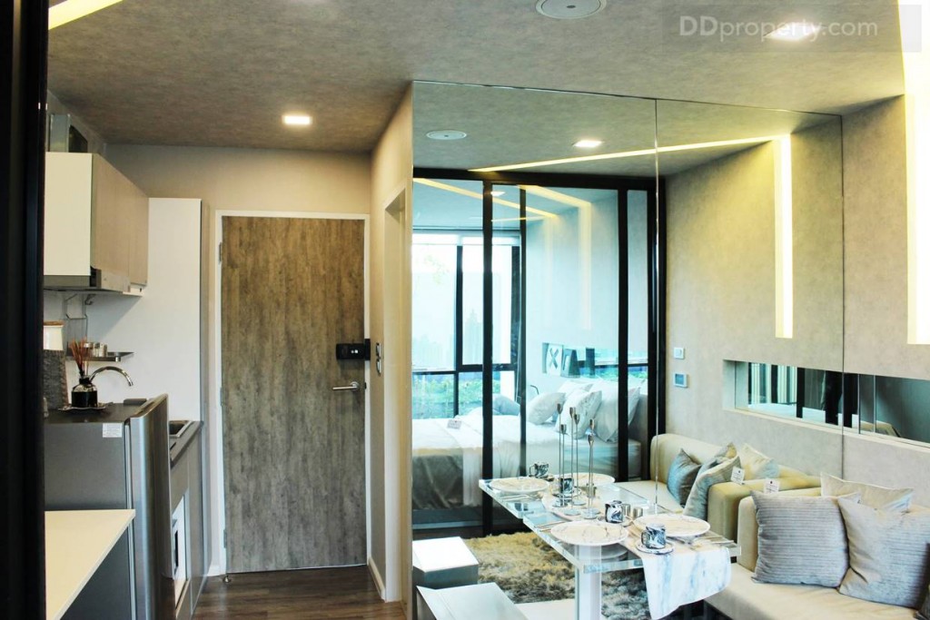 พื้นที่ห้องนั้งเล่นจะอยู่ติดกับห้องน้ำด้วยหน้า ซึ่งความสูงของเพดานห้องอยู่ที่ 2.4 เมตร