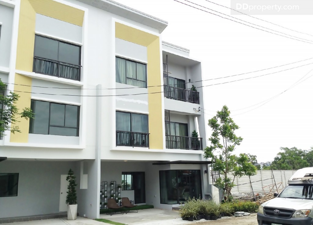 เริ่มจาก Cluster 8B หน้ากว้าง 8 เมตร ขนาด 4 ห้องนอน 3 ห้องน้ำ 2 ที่จอดรถ 1 ห้องพักผ่อน ห้องนอน Grand Penthouse จะอยู่บนชั้น 2 โดยตัวบ้านมีรูปทรงสี่เหลี่ยมผืนผ้า เน้นความโปร่งโล่งของตัวบ้าน ทั้งนี้ใช้หลอดประหยัดไฟ LED ทั้งหลัง