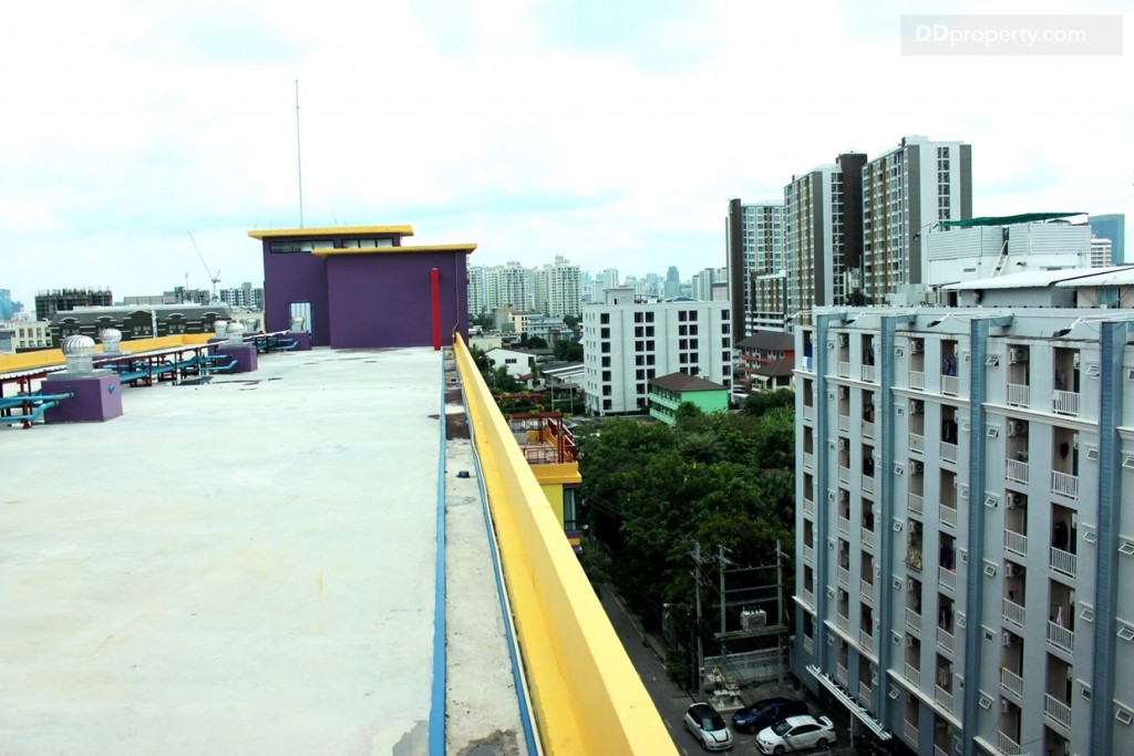 ทิศตะวันตก: จะมองเห็นอพาร์ทเม้นท์ รวมทรัพย์ 2 เต็มๆ แต่ขอดีก็คือ ช่วยบังเเสงแดดในช่วงบ่ายๆ นั่นเอง ท่าระเบียงห้องอยู่ฝั่งติดถนน ส่วนที่เห็นไกลๆ นั้นเป็นโครงการ U Delight @ Huaykwang Station