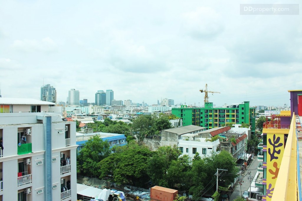 ทิศเหนือ: ที่เห็นตึกสีเขียวๆ เป็นโครงการ “G Style”