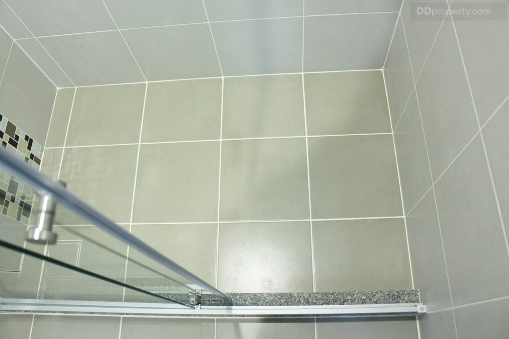 ภายในห้องอาบน้ำขนาด 1x1.5 ม. สามารถเข้าไปอาบ 2 คนพร้อมกันได้ พื้นห้องน้ำเป็นกระเบื้องเซรามิกแบบผิวด้านสีน้ำตาลอ่อนขนาด 30 x 30 ซม.