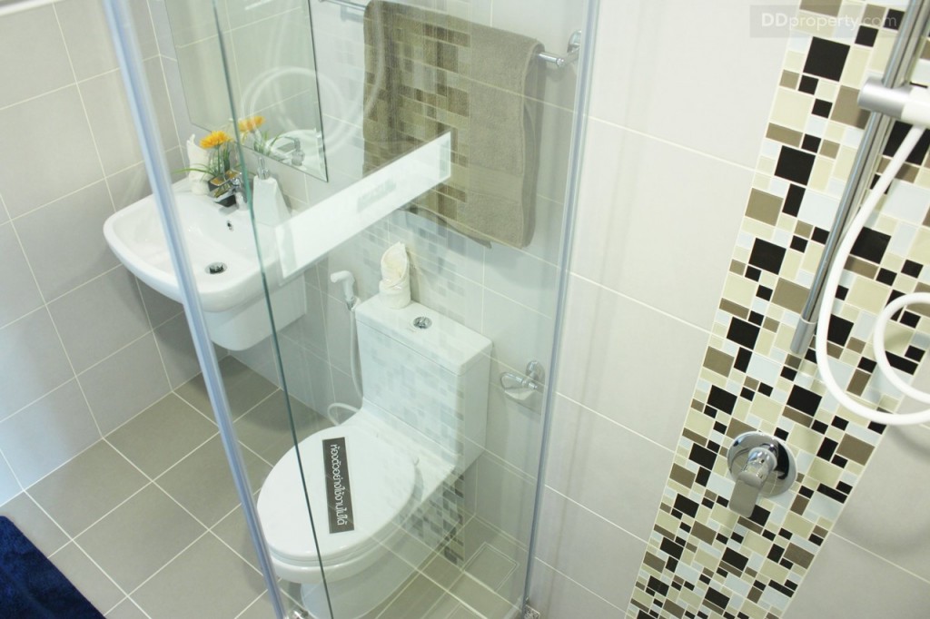 กฉากกั้นอาบน้ำกระจกนิระภัยเป็นแบบบานเลื่อน เปิดปิดได้ 1 บาน