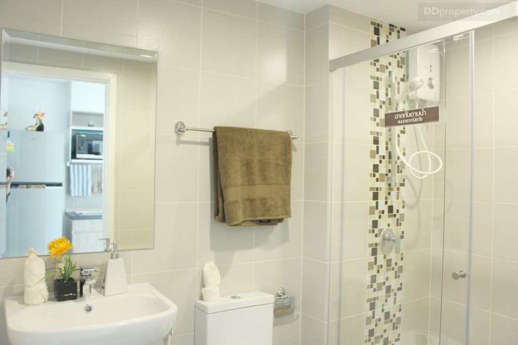 พื้นที่ภายในห้องน้ำขนาด 1.5 x 2.4 ม. มีการแยกส่วนเปียกแห้งอย่างชัดเจน มีฉากกันอาบน้ำเป็นกระจกนิรภัย