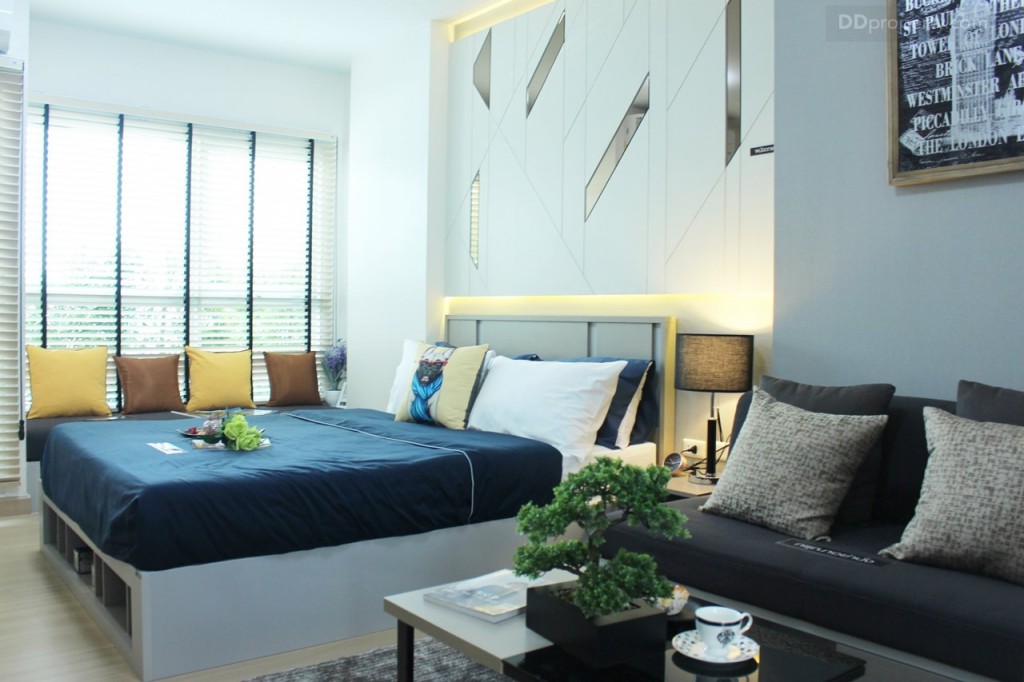 ห้องนอนขนาด 3.8  x 5 ม. พื้นห้องนอนจะเป็นไม้ลามิเนต 8 มม. ไฟติดเพดานส่วนห้องนอนเป็นโคมซาลาเปา เช่นกัน