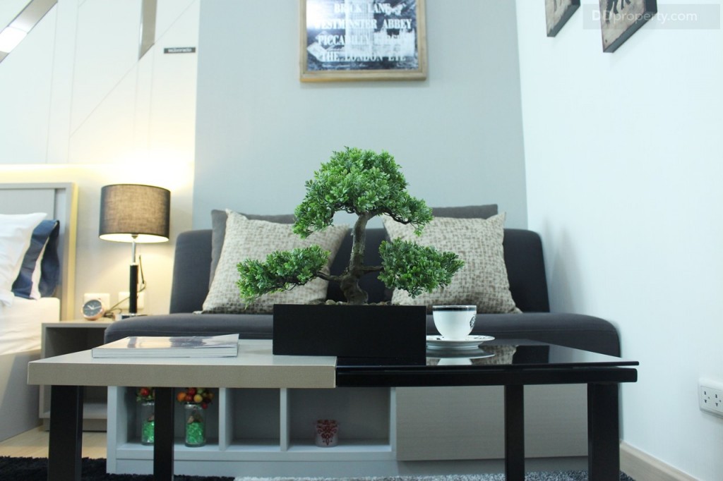 โซฟาแบบบิวท์อิน เป็นเบาะผ้าแบบ 2 ที่นั่ง บอดีเป็น เมลามีนสี Light Grey พร้อมอิง 2 ใบ พร้อมโต๊ะกลางขาเหล็กดำ ตามภาพ