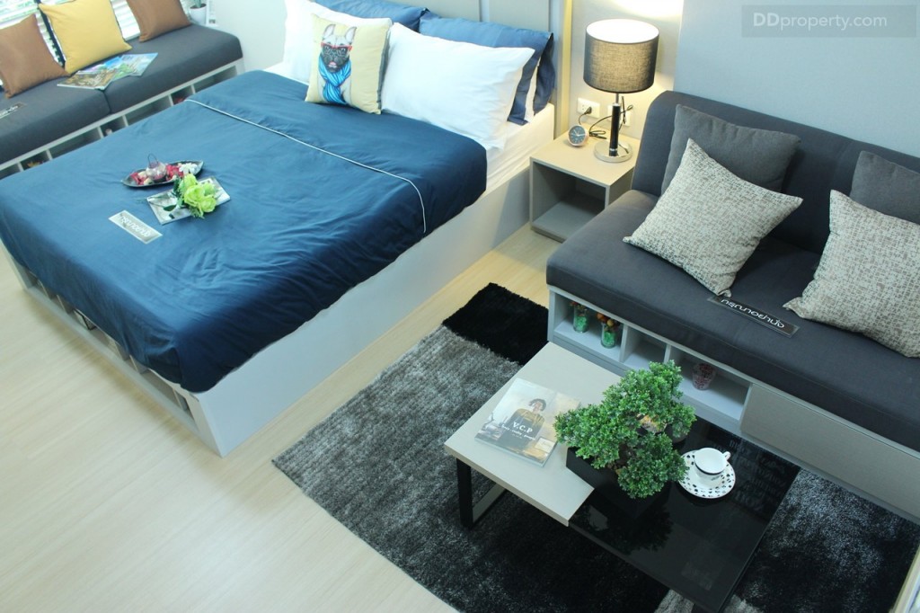 ภาพมุมบนทำให้เห็นสัดส่วนของพื้นที่ทางเดินรอบเตีนงถึงแม้ห้องนั่งเล่นจะรวมกันกับห้องนอน แต่ก็ไม่ได้ทำให้ดูอึดอัดแต่อย่างใด