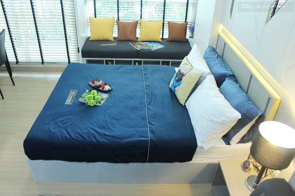 อีกฝากเป็นโซฟาเบดแบบบิวท์อินมีที่เก็บของใต้ที่นั่งขนาด 190 x 60 x 40 ซม. เบาะผ้าเป็นบอดีเป็น เมลามีนสี Light Grey