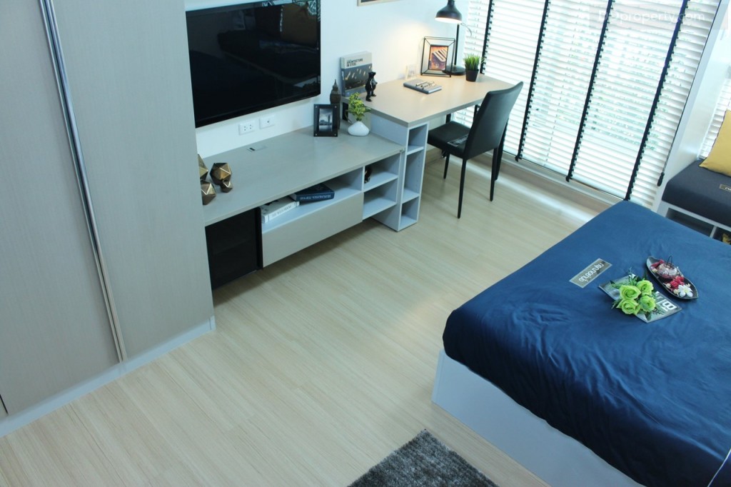 พื้นที่จากปลากเตียงถึงผนังประมาณ 1.65 ม.  แต่ถ้า ถึงชั้นวางที่วีก็จะมีทางเดินปลายเตียงประมาณ 1.15 ม. โดยประมาณ