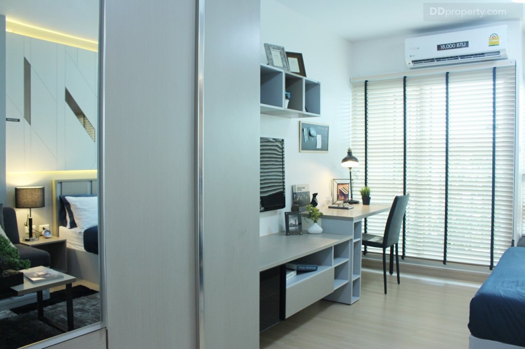 ด้านซ้ายมือ จะประกอบไปด้วยตู้เสื้อผ้า ชั้นวางทีวี และโต๊ะทำงาน ที่ทางโครงการจัดมาให้แบบนี้เลย ยกเว้นของตกแต่ง และทีวี เท่านั้น ต่อกันยาวไปถึงระเบียง