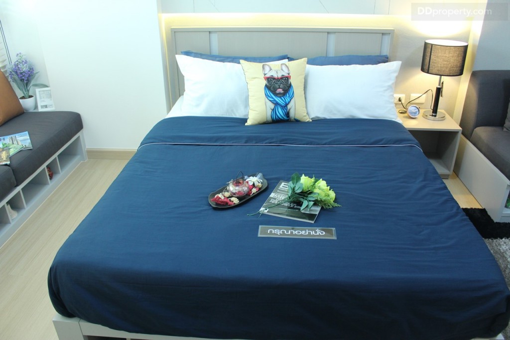 เตียงเป็นแบบบิวท์อินเพราะที่เก็บของปลายเตียงแบบที่ พร้อมที่นอนสปริงขนาด 5 ฟุต