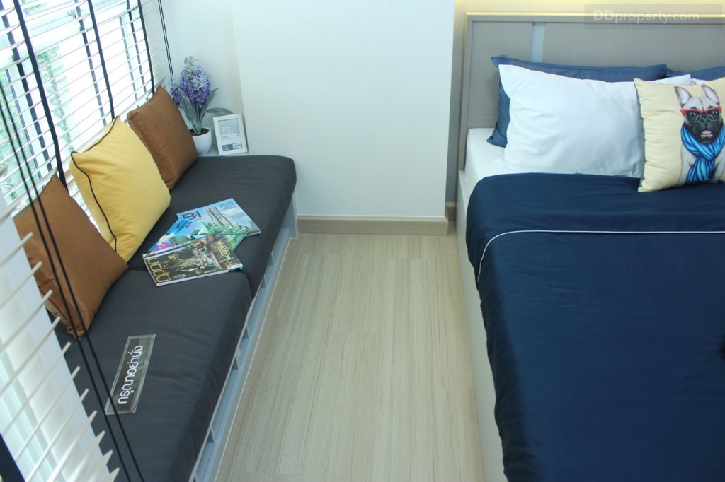 มีพื้นที่ข้างเตียงบริเวณโซฟาเบด ประมาณ 0.5 ม.