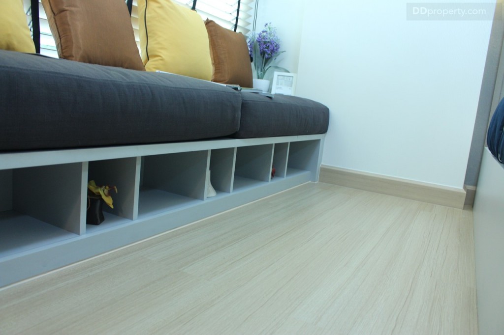 ด้วยเป็นโซฟาเบดแบบบิวท์อินทำให้มีการออกแบบให้มีช่องเก็บของตามที่เห็นในภาพ ซึ่ง ห้องจริงการจะได้อย่างนี้เลย