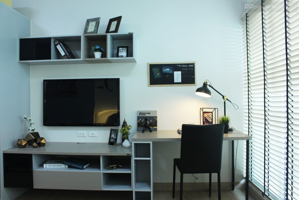 ห้องจริงจะไม่มีที่เก็บของแบบลอยตัวมาให้นะครับ มีให้แค่ชั้นวางทีวีโต๊ะทำงาน และเก้าอีก และการที่จัดวางแบบนี้ก็เพื่อให้แสงจากระเบียงเข้ามาช่วยนั่นเอง