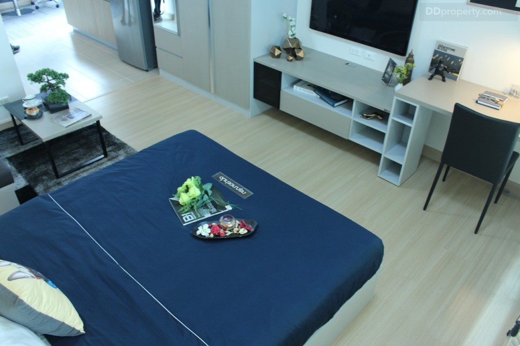 พื้นที่ฝั่งปลายเตียง หรือฝั่งซ้ายมือของทางเข้านั้นจะถูกบิวท์อินเป็นพื้นที่ผนังฝั่งซ้าย เพื่อให้การใช้งานเป็นสัดส่วน และง่ายต่อการออกแบบนั่นเอง