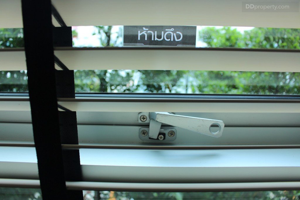 หน้าต่างบริเวณเตียงเป็นแบบกระจกบานกระทุ้ง