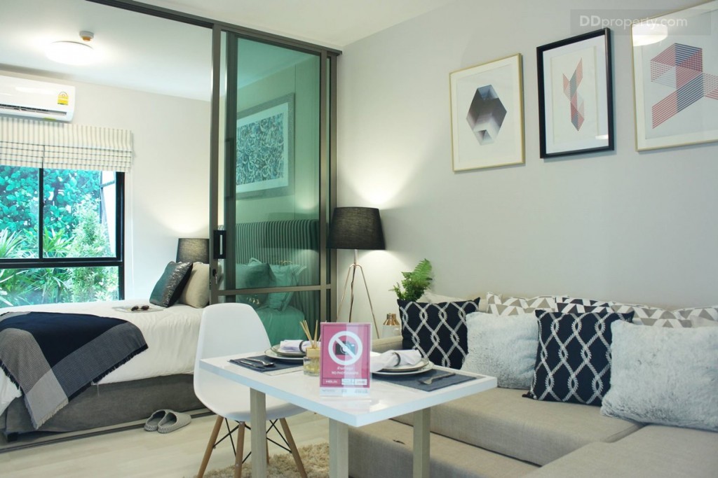 พื้นที่ด้านขาวของห้องจะเป็นในส่วนของห้องนั่งเล่น โดยทางโครงการวางโซฟา 2 ที่นั่ง แบบอเนกประสงค์มาให้ ขางโซฟาเป็นที่วางโต๊ะทานอาหาร แต่ไม่ได้มีให้นะครับเป็นแต่ไอเดียการแต่งห้องเท่านั้นเอง