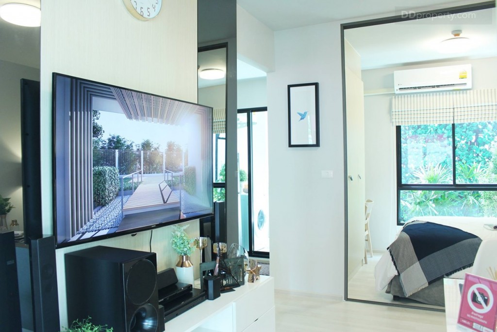 อีกฝากของโซฟาจะเป็นพื้นที่ชั้นวางที่วีที่บิวท์อินลอยตัว ติดบริเวณผนังห้องน้ำ แต่ของจริงจะไม่มีมาให้เหมือนกัน 