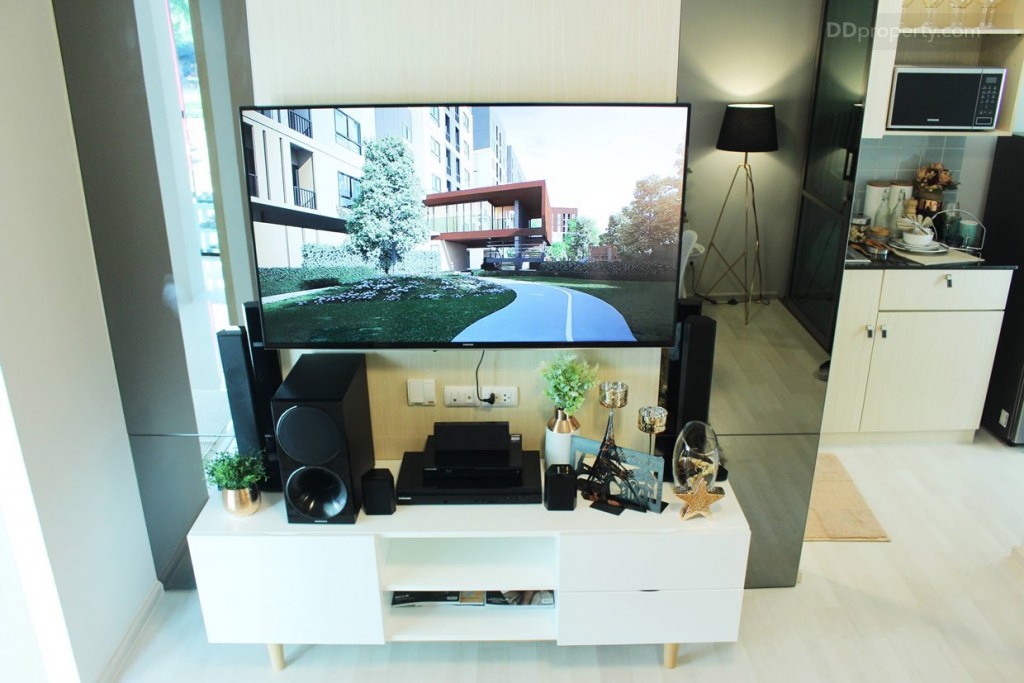 บริเวณผนังชั้นวางที่วีกว้างประมาณ 1.8 เมตร