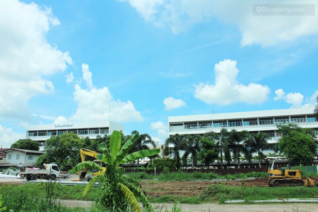 ทิศเหนือ: ด้านซ้ายมือหันหน้าเข้าหาโครงการจะเป็น โรงเรียนสมิทธิพงษ์ จะมีอาคารชั้นเรียนสูงประมาณ 4 ชั้น