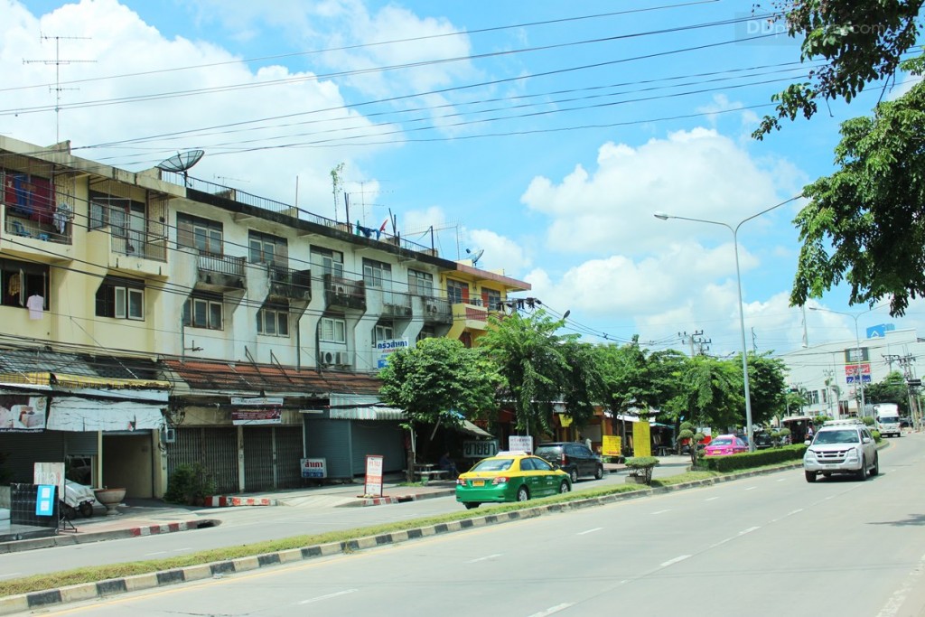 ทิศตะวันตก: ด้านหน้าอยู่ติดถนนท่าข้าม ฝั่งตรงข้ามเป็นอาคารพาณิชสูง 4 ชั้น