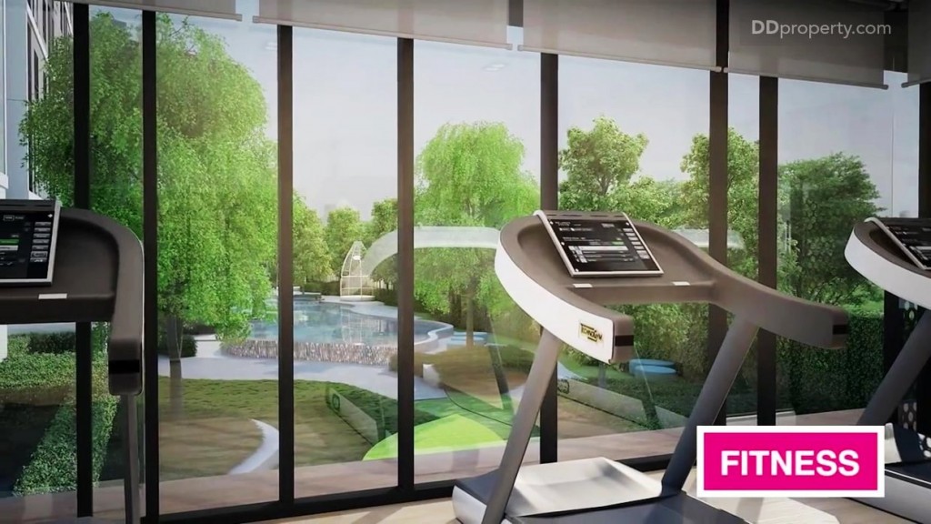 ภาพจำลองห้องออกกำลังกายจพสองเห็นวิวสวน และสระว่ายน้ำ