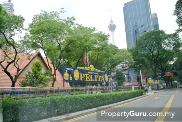 This Nasi Kandar Pelita, previously Zouk nighclub, provides ample free parking for patrons