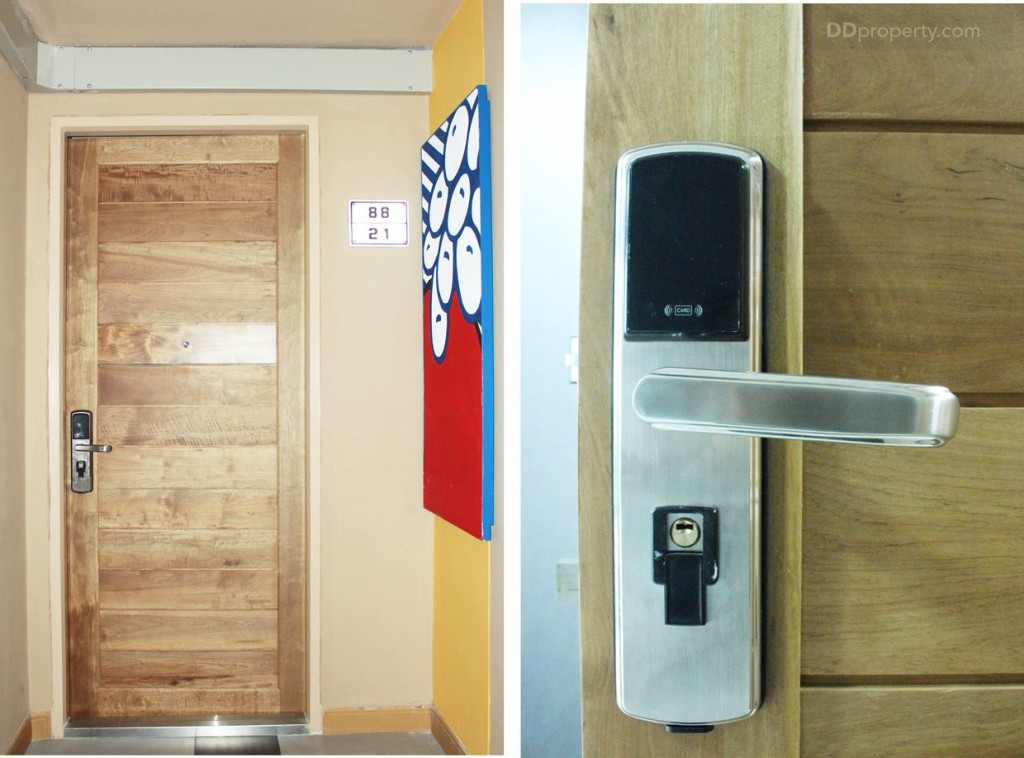 ประตูห้องพักใช้วัสดุไม้จริง เซาะร่อง แข็งแรง ทนต่อการใช้งานกว่า ประตูไม้อัด หรือ ประตู HDF ทั่วไป ทุกห้องพักใช้ประตูระบบ Digital Door Lock มือจับประตูแบบก้านโยก
