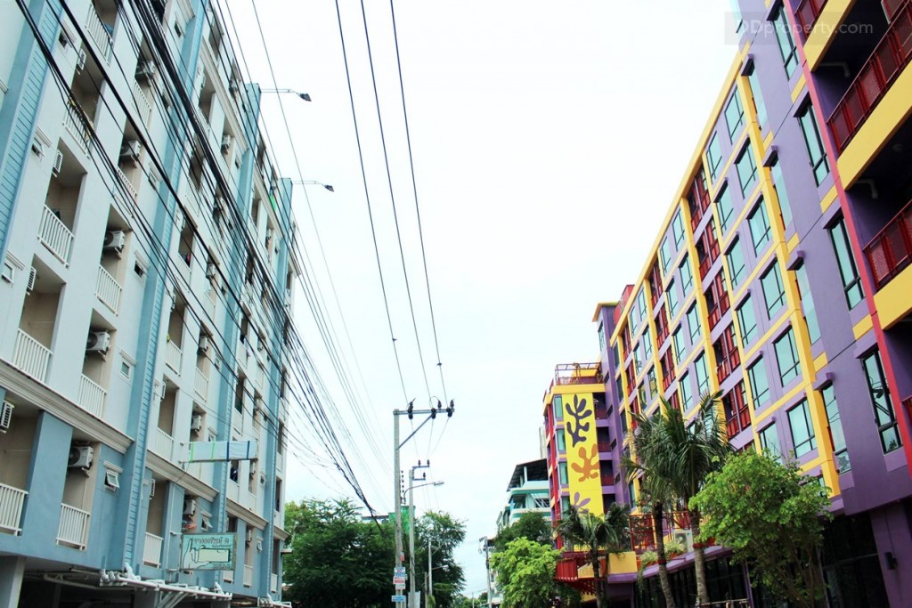 ฝั่งตรงข้ามของโครงการทางทิศตพวันตก หรือฝั่งติดถนน จะเป็น เซอร์วิส อพาร์ทเม้นท์ สูง 8 ชั้น