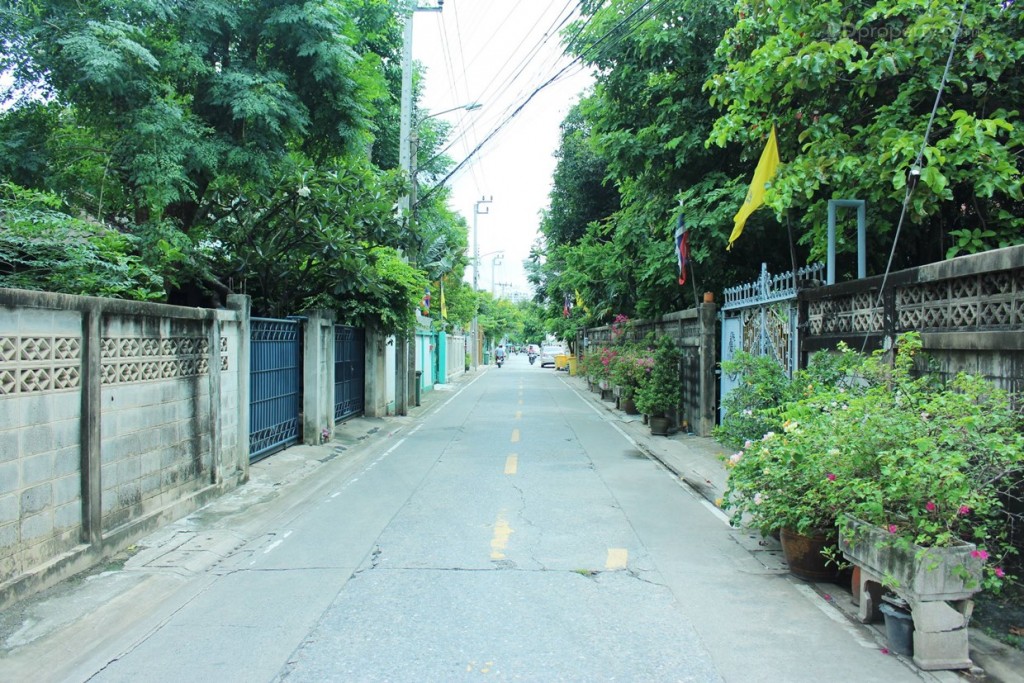 ถนนภายในซอยเป็น 2 เลนสวนกัน จากโครงการทางขวาจะออกไปทางปากประชาราษฎร์บำเพ็ญ 18 ทางซ้ายออกปากซอยประชาอุทิศ 9