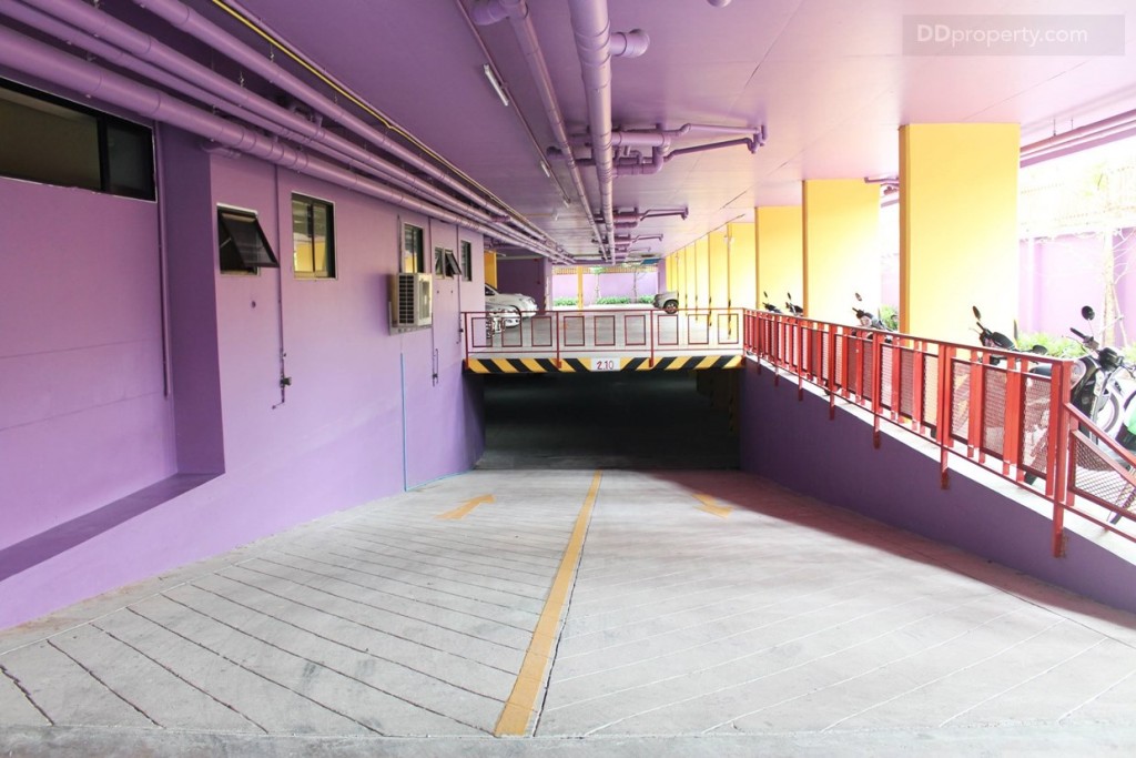 ที่จอดรถโครงการประมาณ 40 % ที่ทั้งชั้นบน และใต้ดิน