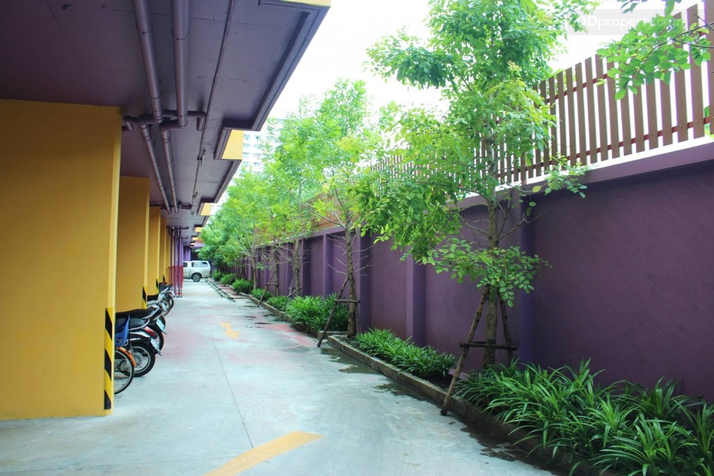 รั้วรอบโครงการสูง 3 เมตร เป็นกำแพง 2 เมตร ระเเนงไม้อีก 2 เมตร