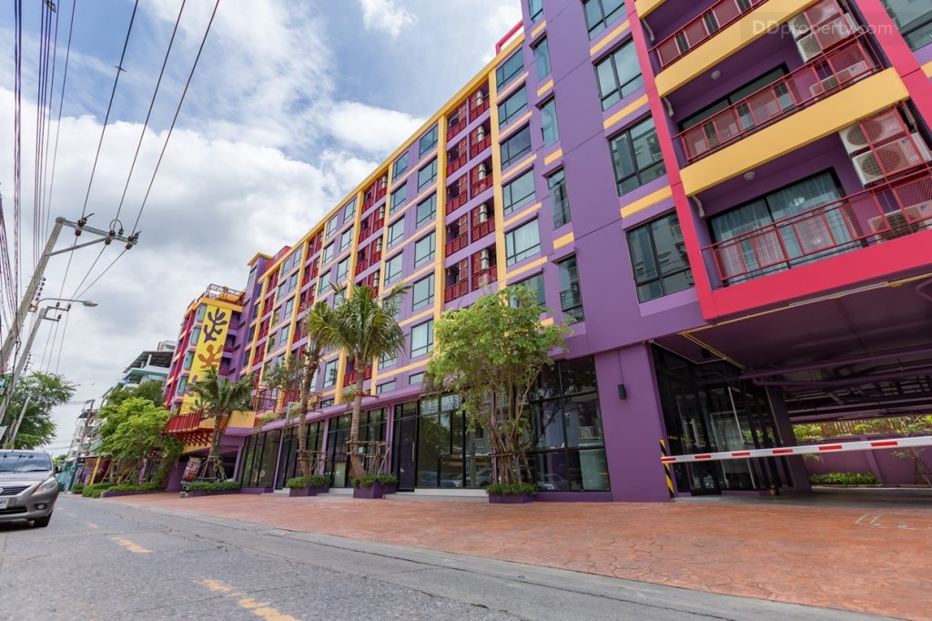 ด้านหน้าของโครงการอยู่ติดถนนภายในซอย มีทางเข้าที่จอกรถ 2 ทางทั้งจากฝั่งซ้าย และฝังขวา