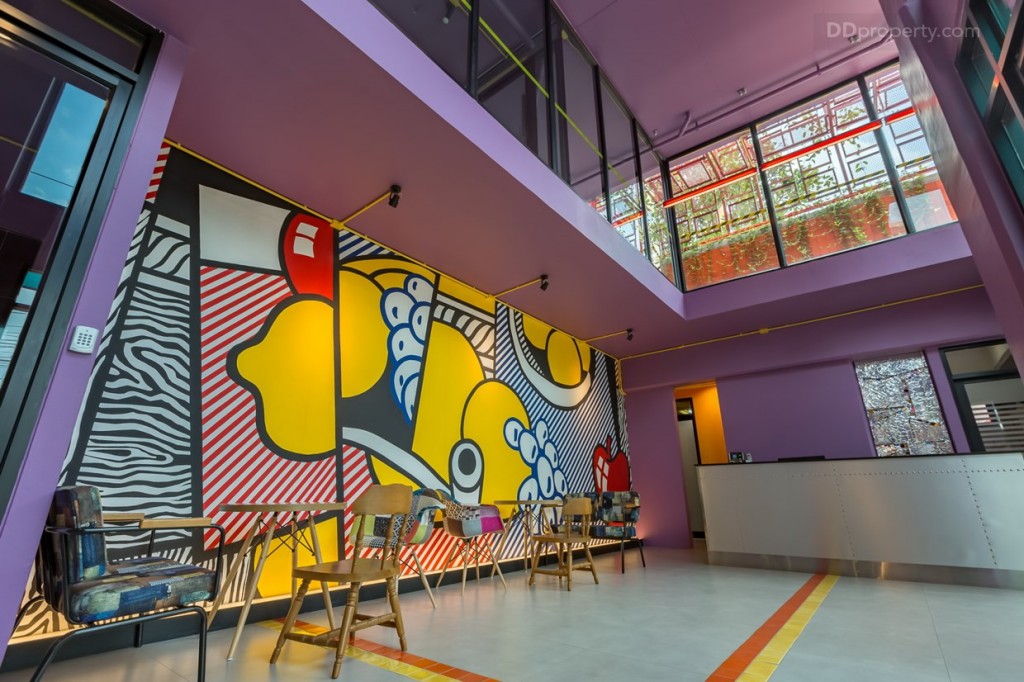 เมื่อเข้ามาในโครงการจะเป็นโถงล็อบบี้ขนาดใหญ่สูงกว่า 5 เมตร เพราะผนังงานศิลปะ