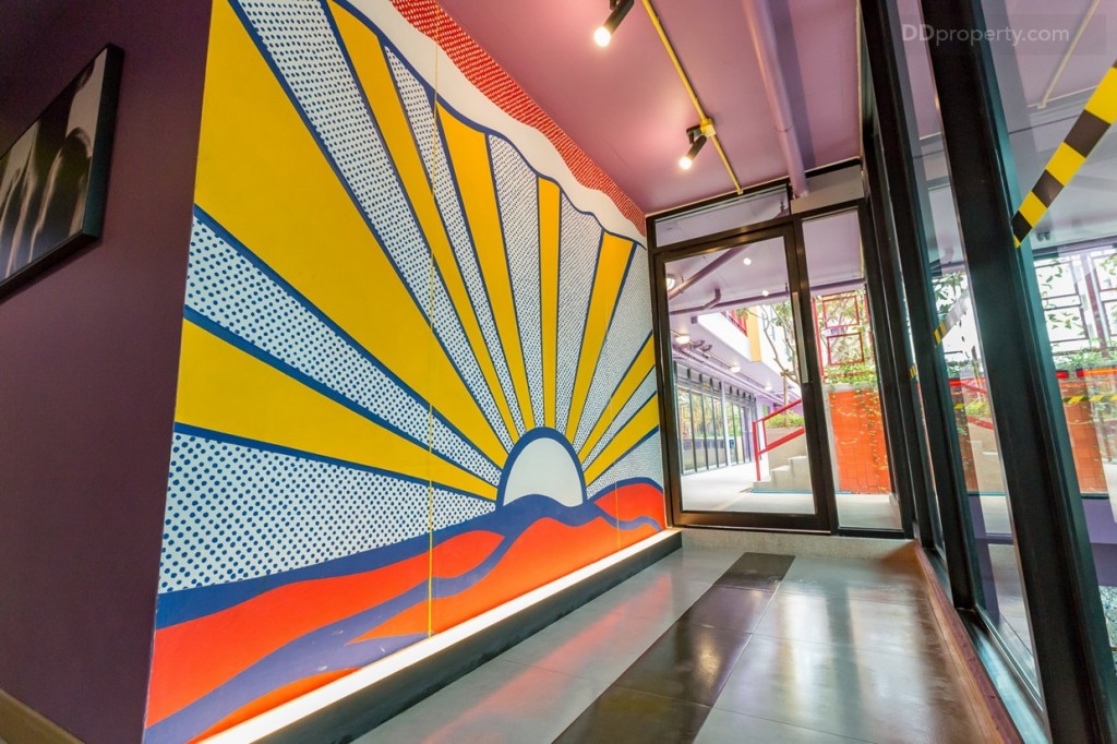 โถ่งลิฟท์ของชั้น 2 หากออกมาจากลิฟท์แล้วเลี้ยวซ้ายจะเป็นยังพื้นที่ส่วนกลางที่ประกอบไปด้วย สระว่ายน้ำ ห้องสมุด ห้องอเนกประสงค์ และห้องฟิตเนส