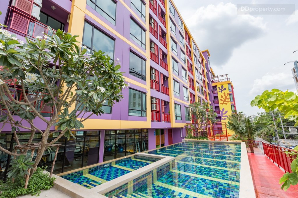 เมื่อออกไปจะเจอกับสระน้ำ 7 x 15 แบ่งสระเด็ก และ สระผู้ใหญ่ให้ พร้อมทางลาดเหล็กสีแดง แบบ universal design ตามแนวยาวของสระ