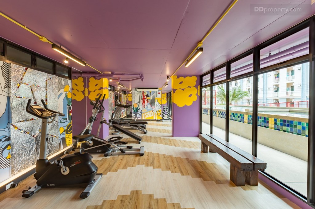 อีกฝากของห้องจะถูกแบ่งให้เป็นห้องออกกำลังกาย ที่มีทั้งลู่วิ่ง เครื่องปั่นจักรยานต์ ที่ซิดอัพ ดัมเบลว์ และอื่นๆ ตามที่เห็นในภาพ ประมาณ 7 อุปกรณ์