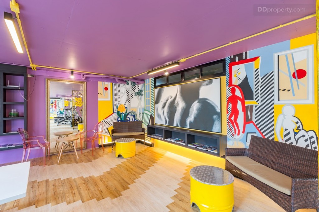 เข้ามาภายในห้องจะพบกับห้องอเนกประสงค์ ที่ไม่ว่าจะมานั้งเล่นนั่งคุย นั่งทำงานนั้งอ่านหนังสือ ก็ตามแต่ใจต้องการเลย