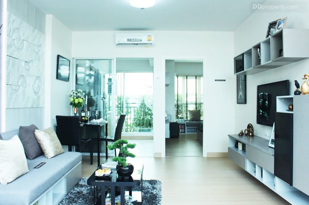 ห้องตัวอย่าง 1 Bedroom แบบ Executive suite (c) ขนาด 41.5 ตารางเมตร โดยห้องนี้จะแบ่งเป็น 3 ส่วน หลักๆ ได้แก่ เข้าไปจะเป็นห้องนั่งเล่น ส่วนด้านหลังฝั่งซ้ายจะเป็นห้องครัว และฝั่งขวาจะเป็นห้องนอนซึ่งมีห้องน้ำในตัว