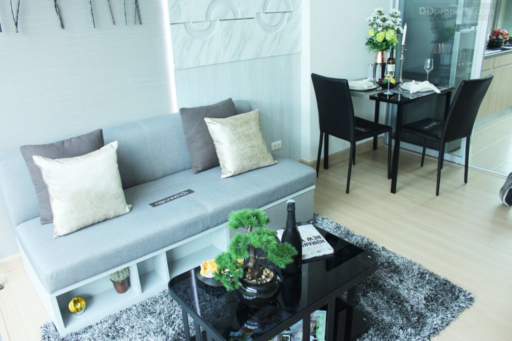 โซฟาจะเป็นเบาะผ้าแบบ 2 ที่นั่ง ขนาด 170x80x75 ซม. พร้อมหมอนอิน 2 ใบ ส่วนวัสดุปิดผิวเป็นเมลามีน สี Light Grey ที่มีที่เก็บของใต้โซฟา พร้อมกับโต๊ะกลาง ท็อปด้วยกระจกนิระภัย สีชาดำ ขาโต๊ะเป็นเหล็กสีดำขนาด 80x50x40 ซม. ตามภาพที่เห็นเลย