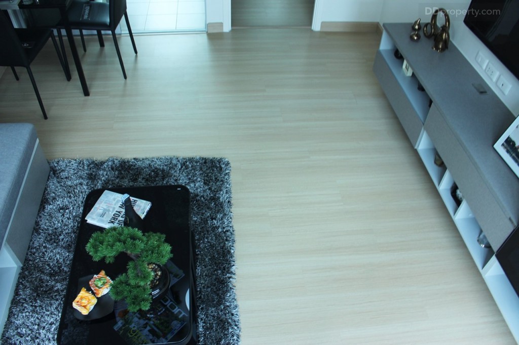 พื้นที่ห้องนั่งเล่นขนาด 3.55 x 3.60 ซม. พื้นห้องจะเป็นไม้ลามิเนตสีอ่อนหนา 8 มม.