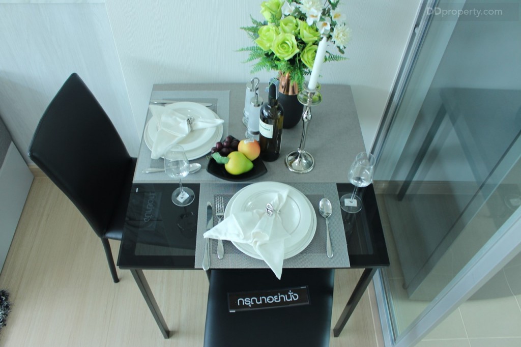 โต๊ะทางอาหารที่ให้มาจะเป็น โต๊ะขนาด 80x80x75 ซม. วัสดุปิดผิวเป็นเมลามีน เป็นสี Denim Grizzly ท็อปด้วยกระจกนิระภัย สีชาดำ ขาโต๊ะเป็นเหล็กสีดำ เก้าอีกเหล็กหุ้มหนัง PU สีดำ 2 ตัว