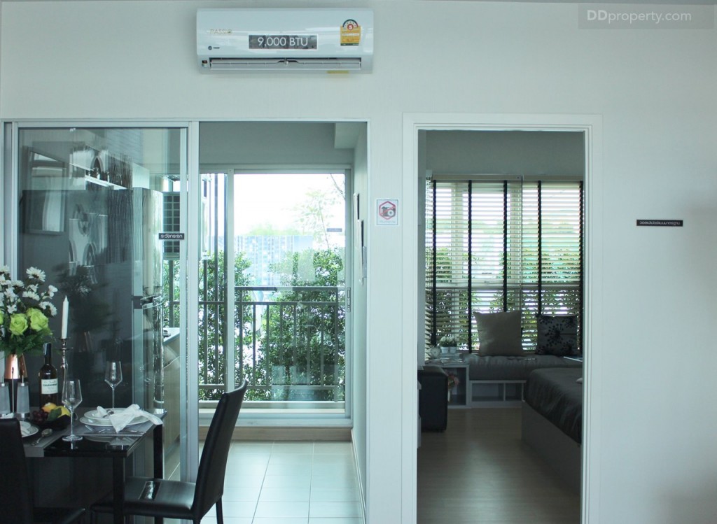 ส่วนของห้องครัวจะได้มาเป็นครัวปิด มีฉากกั้นเป็นกระจกบานเลื่อน รางบานเลื่อนฝั่งพื้นมาให้จะได้ไม่สะดุด กรอบอลูมิเนียมสีเงินมาให้เรียบร้อย