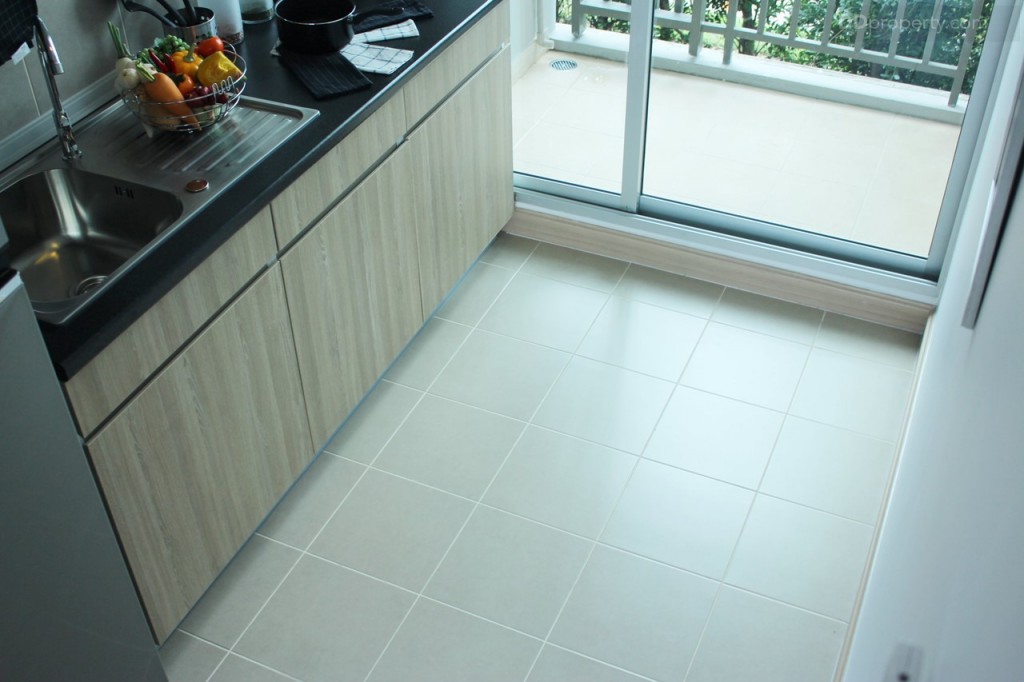 พื้นที่ห้องครัวขนาด 1.9 x 2.8 เมตร ส่วนพื้นห้องครัวกระเบื้องขนาด 30 x 30 ซม.