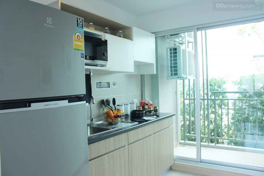 มีการจัดพื้นที่สำรับวางตู้เย็น ขนาด 10 คิว ชุดครัวบิวท์อิน ด้านบนมีชั้นลอยพร้อมหน้าบานมาให้ ส่วนช่องเก็บของด้านในก็มีที่เก็บของมาให้พอสมควร