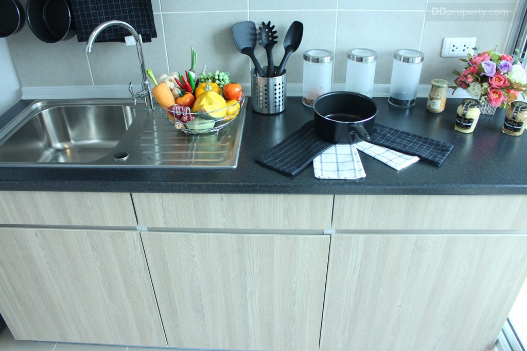 คาน์เตอร์ครัวเป็นเมลามีนลายหินสีดำไม่มีเตาไฟฟ้าหรือเครื่องดูดควันมาให้ แต่มีการติดตั้งปลั๊กไฟมาให้ ซื้อเตามาเสียบใช้ได้เลย