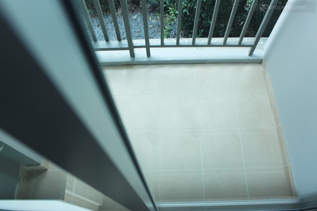 บริเวณห้องครัวจะมีประตูบานเลื่อนกรอบอลูมิเนียมสีเงิน กระจกเขียวตัดแสง แบบสองบาน เปิดออกไประเบียงได้ ประตูยกพื้นขึ้นมาประมาณ 10 เซนติเมตร เพื่อกันฝุ่นและน้ำจากระเบียง ระเบียงขนาด 1.2 x 1.9 เมตร