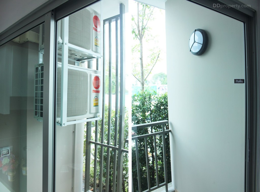 บริเวณระเบียงแขวนลอยแอร์คอมเพรสเซอร์มาให้ ทำให้ใช้งานพื้นที่ใต้แอร์คอมเพรสเซอร์สามารถวางเครื่องซักผ้าได้ อีกทั้งยังมีการเดินระบบไฟ และท่อมาให้พร้อมใช้งาน อรกฝากมโคมไฟติดมาให้