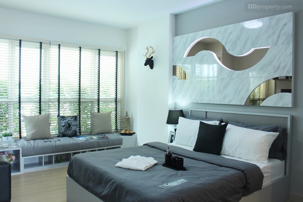 กลับมายังห้องนอนมีขนาด 3.3 x 5.8 เมตร ซึ่งกว้างมาทีเดียว เพดานห้องนอน  2.6 เมตร