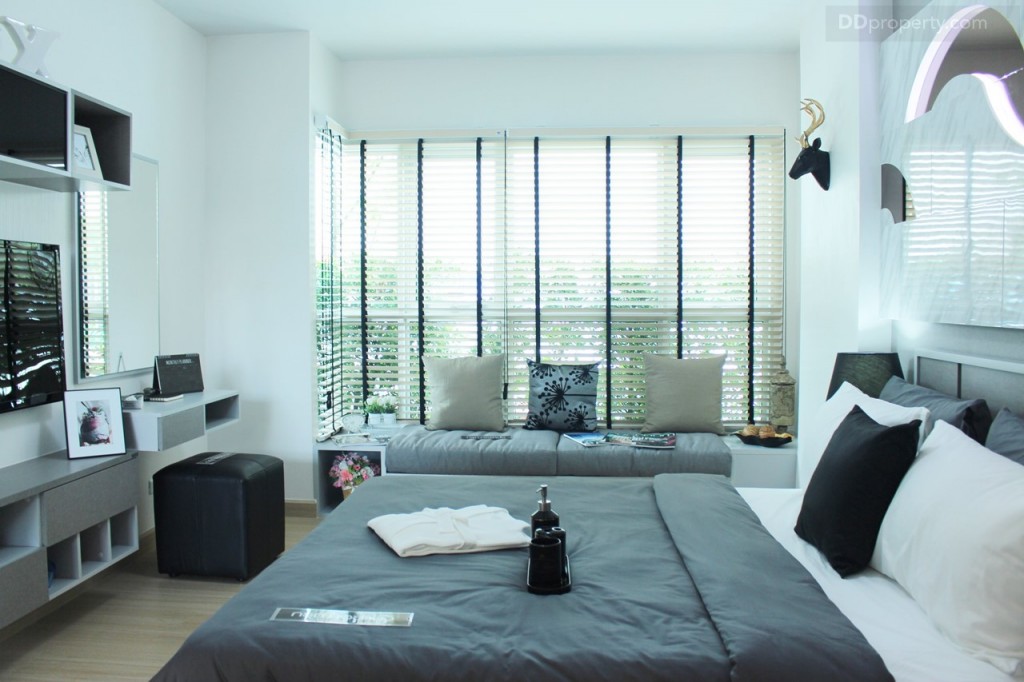 ผนังห้องนอนจะมีหน้าต่างบานใหญ่ติดมาให้ 1 ชุด ด้านล่างเป็นหน้าต่างบานฟิกซ์ ด้านบนเป็นหน้าต่างบานเลื่อน กรอบอลูมิเนียมสีธรรมชาติ ส่วนมู่ลี่ไม่ได้มีมาให้นะครับ
